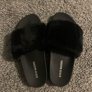 Size 7 Steve Madden fuzzy slides. Worn once!